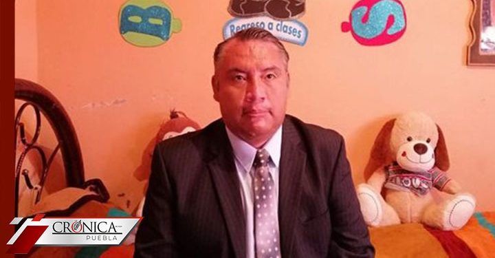 Fotografía de maestro dando clases sin silla ni escritorio se vuelve viral