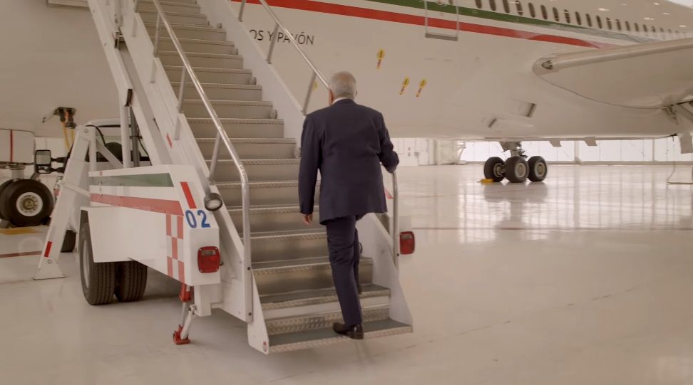 AMLO promueve rifa del avión presidencial con comercial