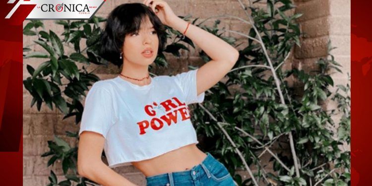 Ángela Aguilar alborota corazones con coqueta pose en una pared