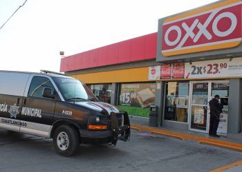 Sujetos armados se llevan 30 mil pesos de un Oxxo en San Manuel 
