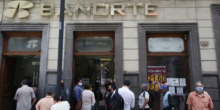 Bancos en Puebla deben acatar medidas de aforo o serán sancionados