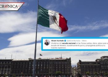 Usuarios critican adorno patrio instalado en zócalo de Ciudad de México