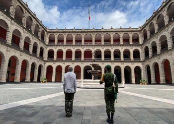 AMLO, el jefe de campaña en guayabera