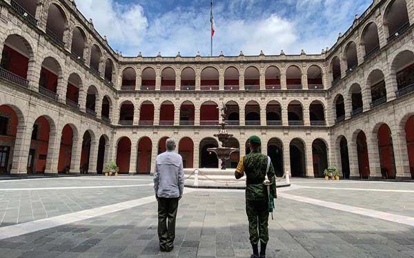 AMLO, el jefe de campaña en guayabera