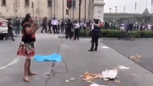 #LadyTacosDeCanasta pelea con policías en Ciudad de México