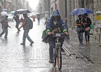 Ni la lluvia impidió a poblanos aprovechar reapertura de negocios