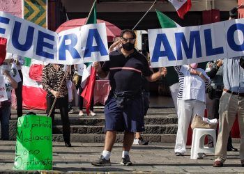 Frente Anti AMLO se manifiesta frente a Casa Aguayo en la #1aJornadaOcupaLaPlaza