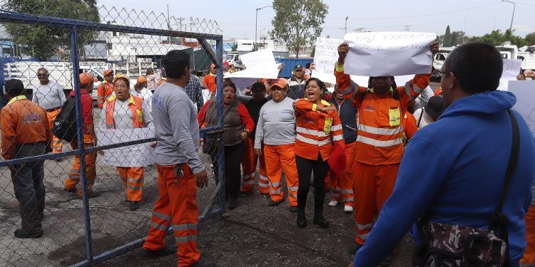 Trabajadores del Servicio de Limpia exigen aumento salarial en Puebla