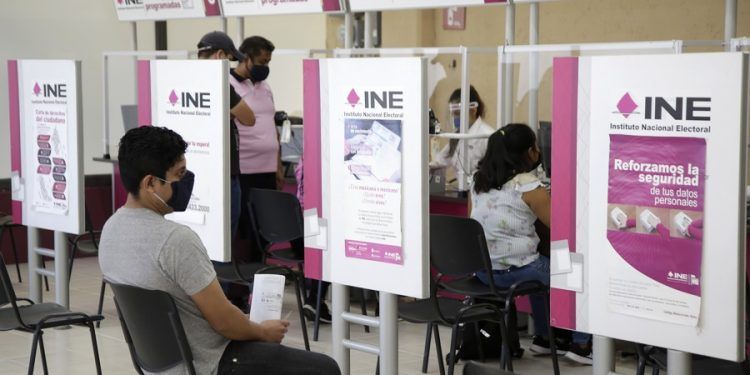 Reabren módulos del INE en Puebla