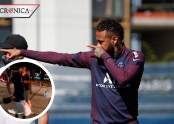 Neymar se hace viral por cachar balón con sus pies después de bajar de autobús