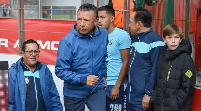 Octavio Becerril, auxiliar del Club Puebla, fue hospitalizado tras desmayo