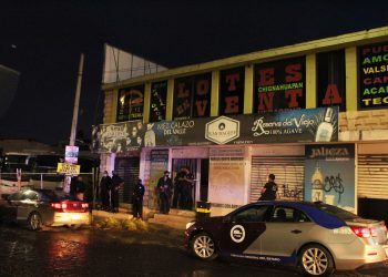 Catean negocio de la Colonia Granjas Puebla en busca de alcohol adulterado 
