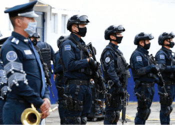 Homenaje a cinco policías municipales
