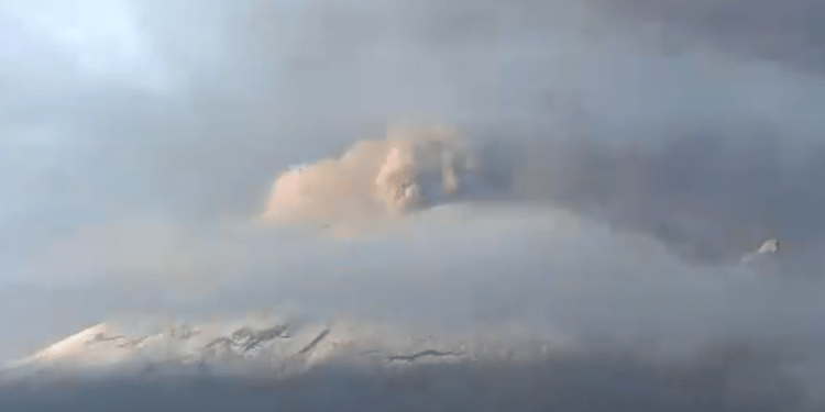Volcán Popocatépetl mantiene emisión de gas y ceniza