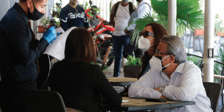 Desde ayer, permitido servir en mesas interiores