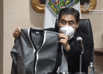 Barbosa presentó suéter del nuevo uniforme escolar en Puebla