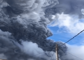 Volcán Sinaburg hace erupción en Indonesia
