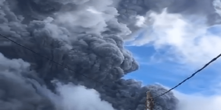 Volcán Sinaburg hace erupción en Indonesia