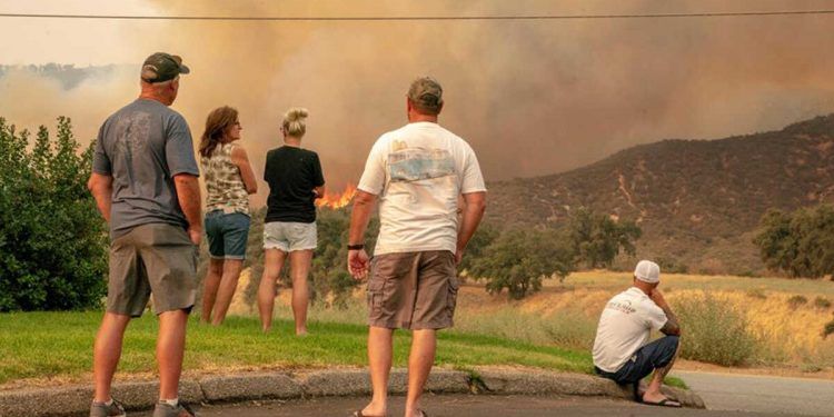 Récord histórico de hectáreas quemadas en California y 200 mil casas sin electricidad