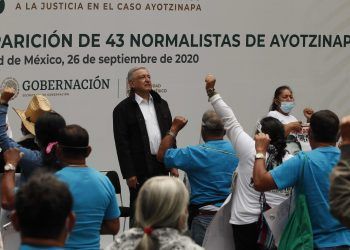 AMLO ofrece a madres de Ayotzinapa castigar a militares