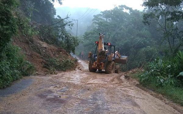 Lluvias causan derrumbes y desgajamientos en tres municipios de Puebla