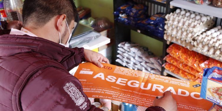 Decomisan 57 botellas de alcohol adulterado en El Seco