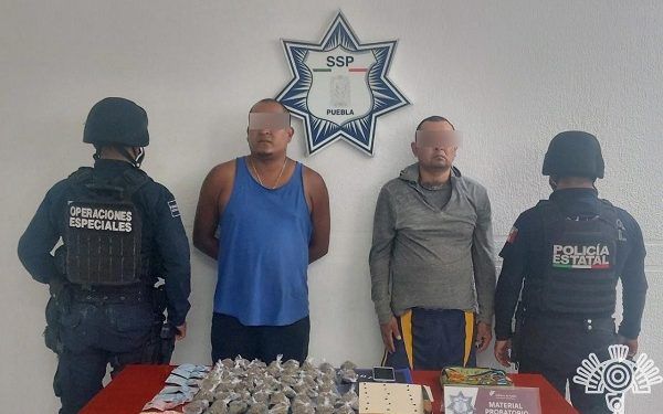 Sujetos son detenidos con 70 dosis de droga en Puebla