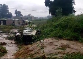 Se desborda río en Texmelucan; reportan varias familias afectadas