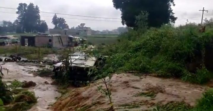 Se desborda río en Texmelucan; reportan varias familias afectadas