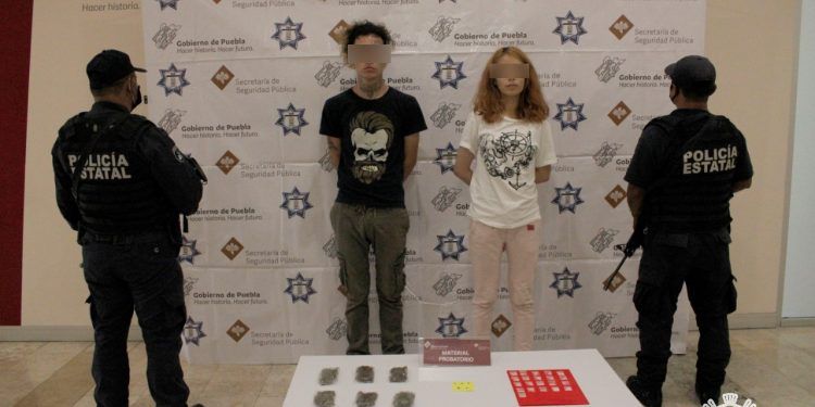 Pareja con más de 30 dosis de droga fue asegurada en Puebla