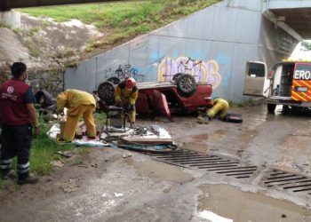 Automovilista cae del Periférico Ecológico y pierde la vida 