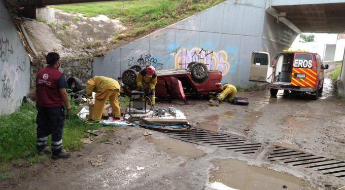 Automovilista cae del Periférico Ecológico y pierde la vida 
