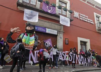 Mujeres toman simbólicamente las instalaciones de la CDH Puebla en apoyo a víctimas de violencia