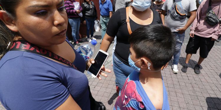 Policías de Puebla y ambulantes se enfrentan durante operativo; hay un menor lesionado