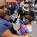 Policías de Puebla y ambulantes se enfrentan durante operativo; hay un menor lesionado