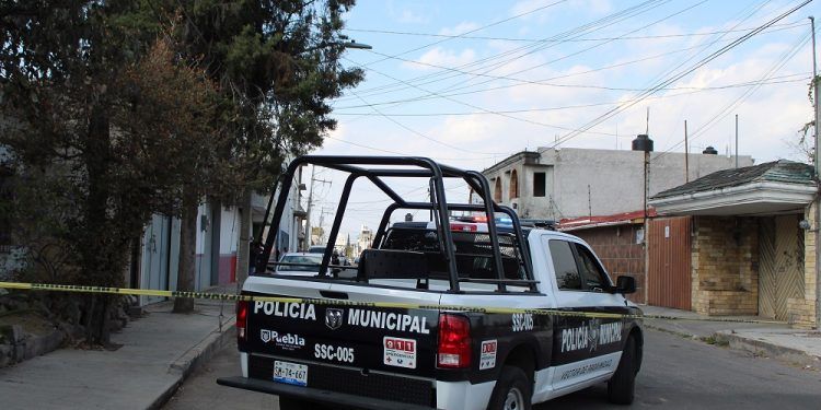 Policía Auxiliar es herida al enfrentar a asaltantes de transporte público en Puebla