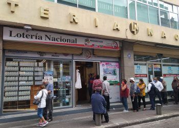 Pese a crisis, poblanos adquieren sus “cachitos” para la rifa del avión