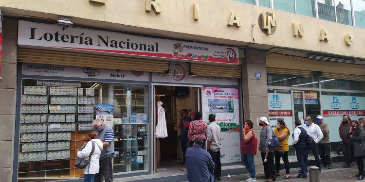 Pese a crisis, poblanos adquieren sus “cachitos” para la rifa del avión