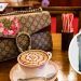 Gucci se hace viral por vender pantalones con ‘manchas de pasto’ en 30 mil pesos
