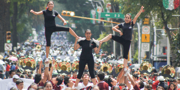 IN MEMORIAM / Desfile