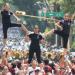 IN MEMORIAM / Desfile