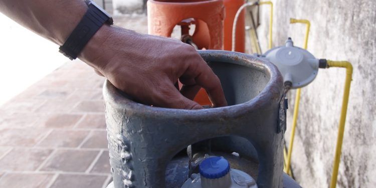 Familia resulta intoxicada por fuga de gas en Colonia Santa Bárbara 