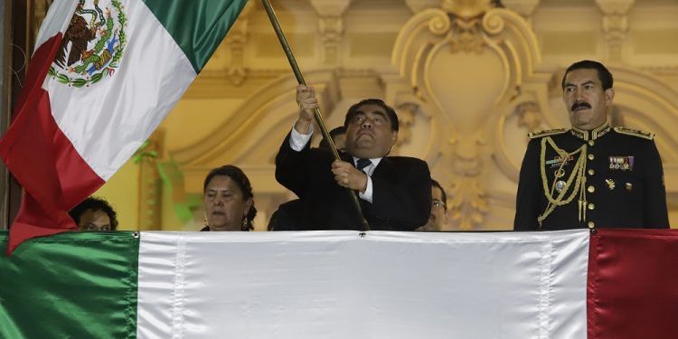 Miguel Barbosa reconoce a personal de salud en ceremonia del Grito en Puebla