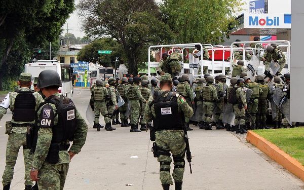 Comerciantes del Mercado Hidalgo se enfrentan a policías y Guardia Nacional