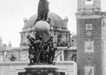 IN MEMORIAM / Estatua