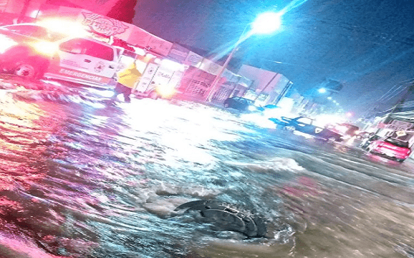 Vialidades de Puebla quedaron bajo el agua tras lluvia
