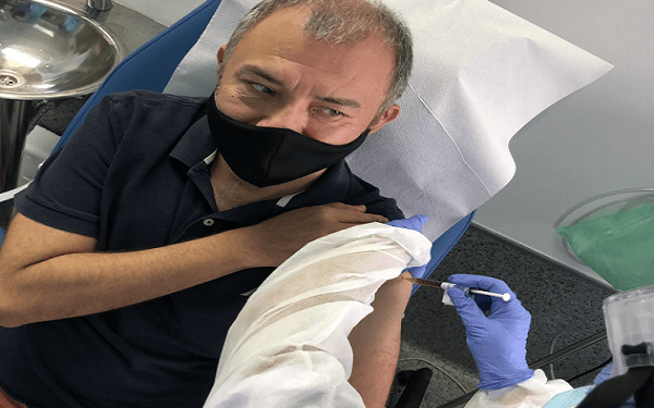 Por solidaridad y empatía acepta vacuna experimental