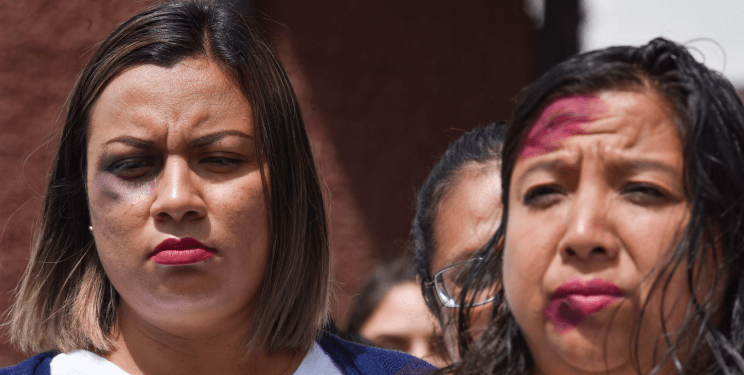 Por armas o violencia familiar, una mujer herida cada 6 horas