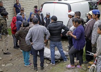 Asesinan a hombre en San Miguel Canoa y familia arrebata el cuerpo a personal forense