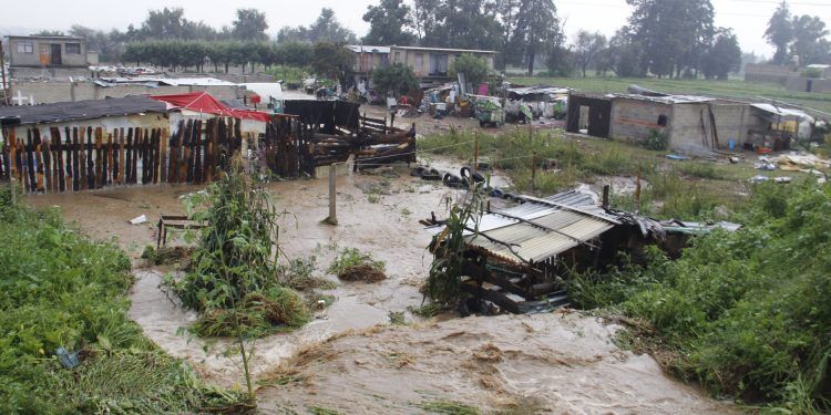 Se desborda el Atoyac; 12 familias afectadas